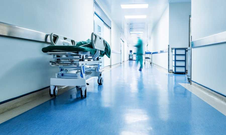 بالفيديو - الاعتداء على طبيبة وممرضة في مستشفى الضنية!