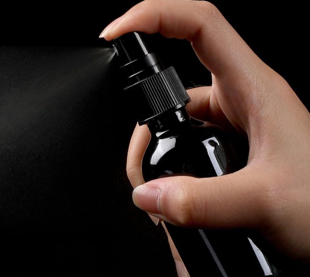 ظن انه "عطر".. 4 طلاب يُصابون بالإغماء بعد رشّ مبيد حشرات بالخطأ