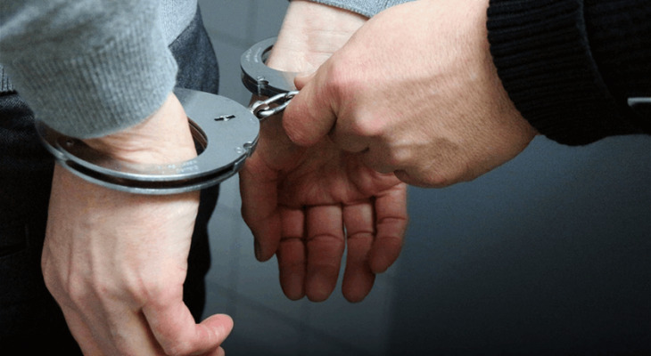 توقيف شخصين في حي السلم بتهمة ترويج المخدرات وحيازة أسلحة