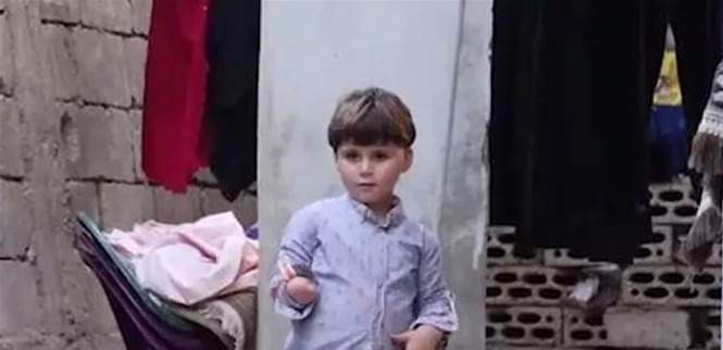 15 ساعة تحت الأنقاض في حضن جدته... قصّة الطفل "علي" الذي نجا من "غارة الصرفند"