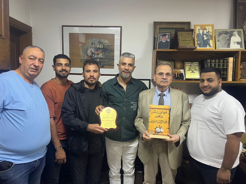 النائب د. البزري يهنّئ الكابتن مصطفى الحلاق بعد نيله جائزة أفضل لاعب في صيدا