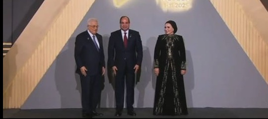 استقبال مميّز للرئيس عباس من قِبل نظيره المصري السيسي في افتتاح المتحف المصري الكبير