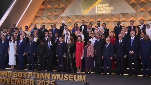 الرئيس عباس يشارك في افتتاح المتحف المصري الكبير ويشيد بعظمة مصر وتاريخها وحاضرها
