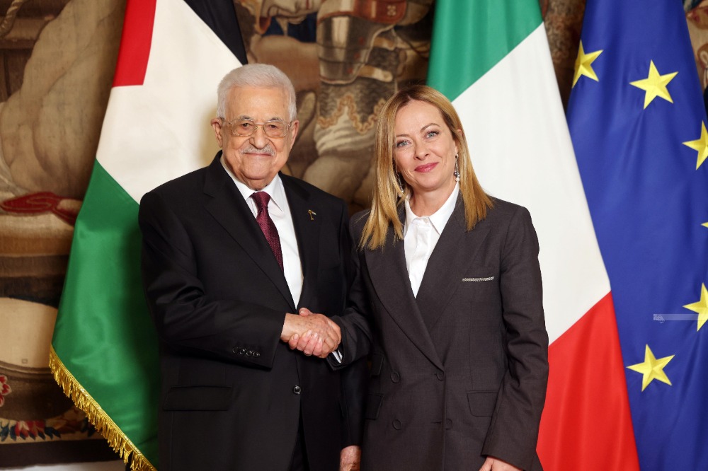 الرئيس عباس يجتمع مع رئيسة وزراء إيطاليا