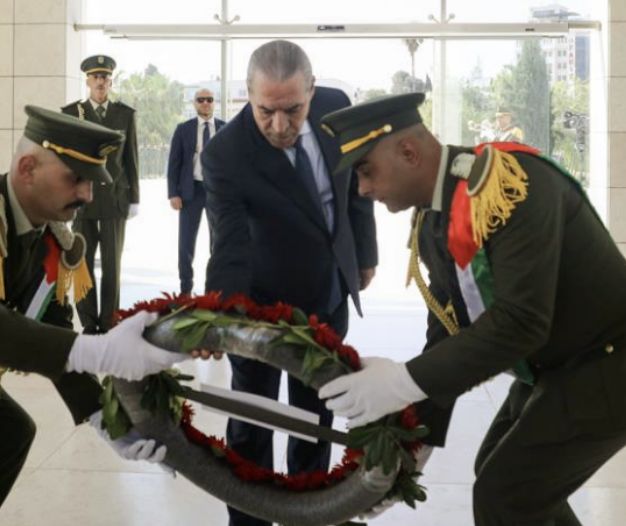نيابة عن الرئيس عباس.. الشيخ يضع إكليلاً من الزهور على ضريح الشهيد ياسر عرفات