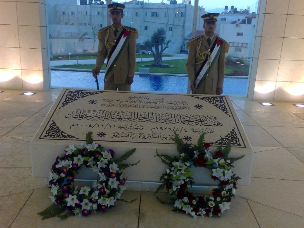 الأحمد وعدد من أعضاء اللجنة التنفيذية لمنظمة التحرير يضعون إكليلا من الزهور على ضريح الشهيد عرفات