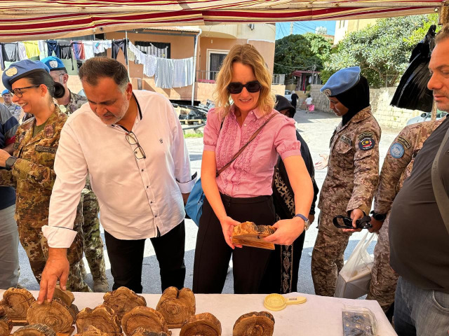 الناطقة باسم "اليونيفيل" تتفقد السوق المحلي في معركة لدعم إنعاش الاقتصاد بعد الحرب
