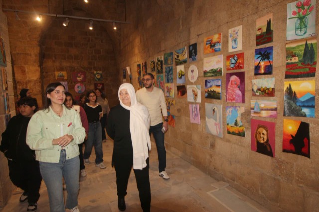 معرض Lebanon in KOLORS.. مواهب نيفين جمعة تحول وجع الحرب إلى ألوان تنبض بالحياة