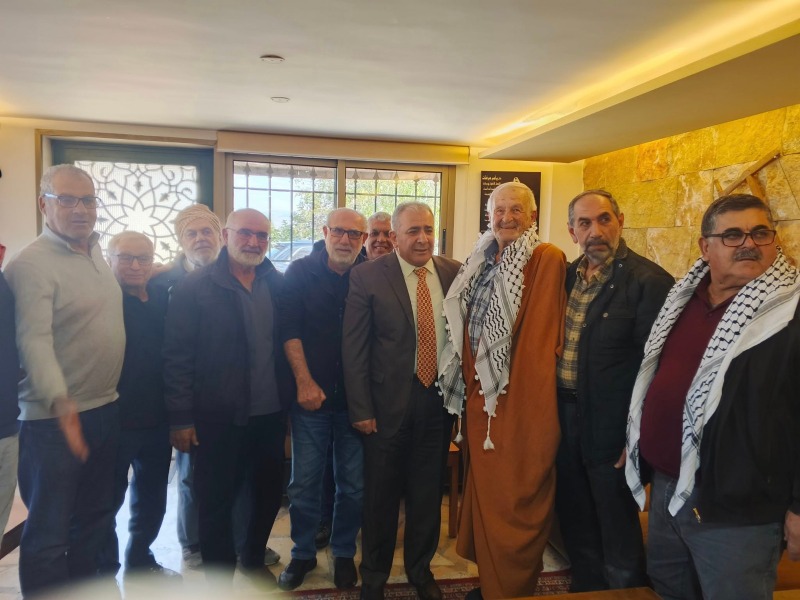 السفير الأسعد كرم مناضلين في المنصورة بتقليدهم "الكوفية" الفلسطينية