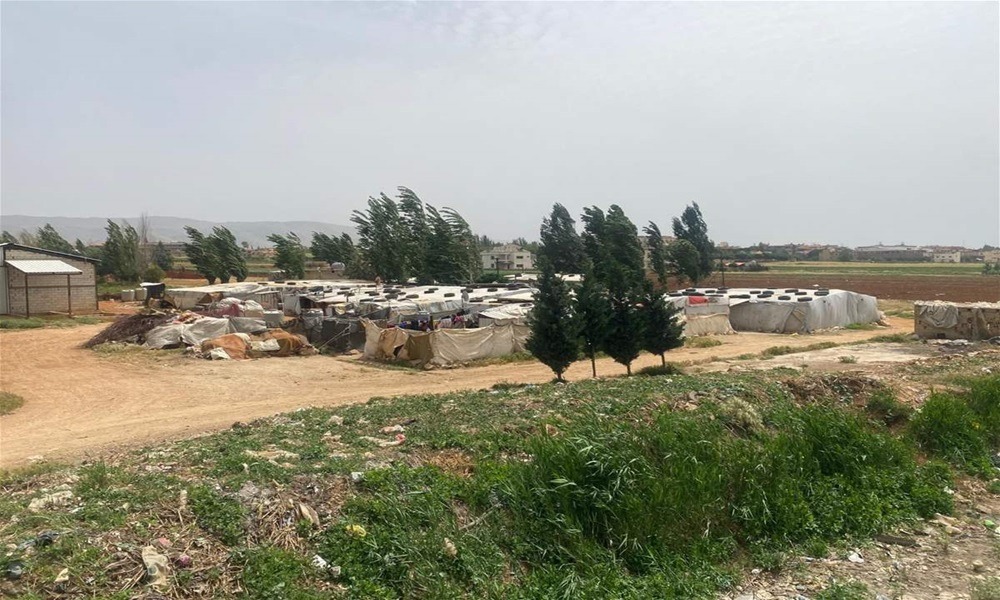بالصورة: تفكيك مخيم للنازحين بالقرب من نهر الليطاني
