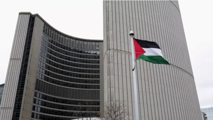 بالفيديو - للمرة الأولى.. العلم الفلسطيني يرفرف على مبنى بلدية تورونتو الكندية
