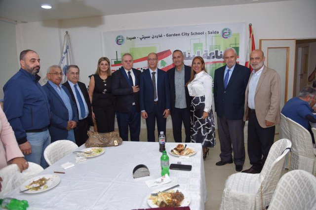 تكريم مدير عام وزارة الصناعة عادل الشباب بدعوة من صاحب ثانوية "غاردن سيتي" وهيب سيقلي