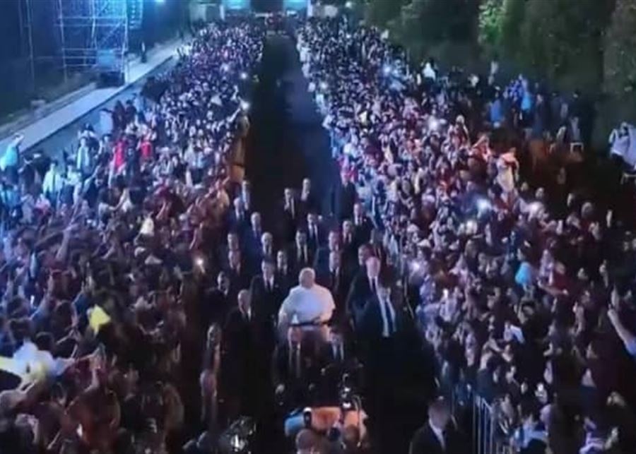حشود شبابية تملأ ساحات بكركي.. والبابا يتجول بينهم بلا زجاج عازل