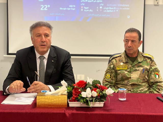 الوزير عساف يلقي محاضرة لكبار الضباط في هيئة التدريب العسكري في أريحا