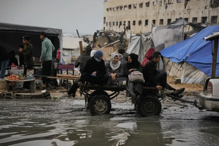 الدفاع المدني في غزة: من لم يمت من القصف يموت الآن من البرد والقهر