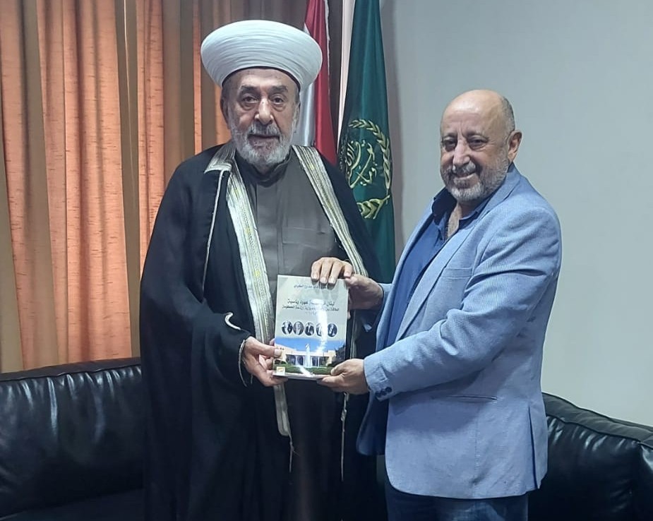 المفتي سوسان يتسلم من د. خالد الكردي كتابه "لبنان في خمسة عهود رئاسية"