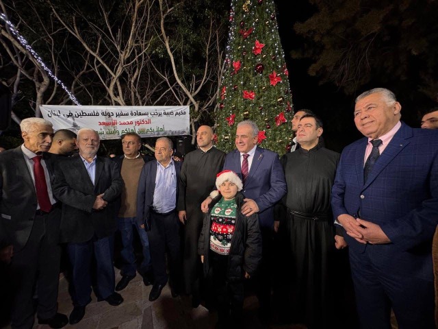 نيابة عن الرئيس عباس.. السفير الأسعد وأبناء مخيم ضبيه يضيئون شجرة الميلاد