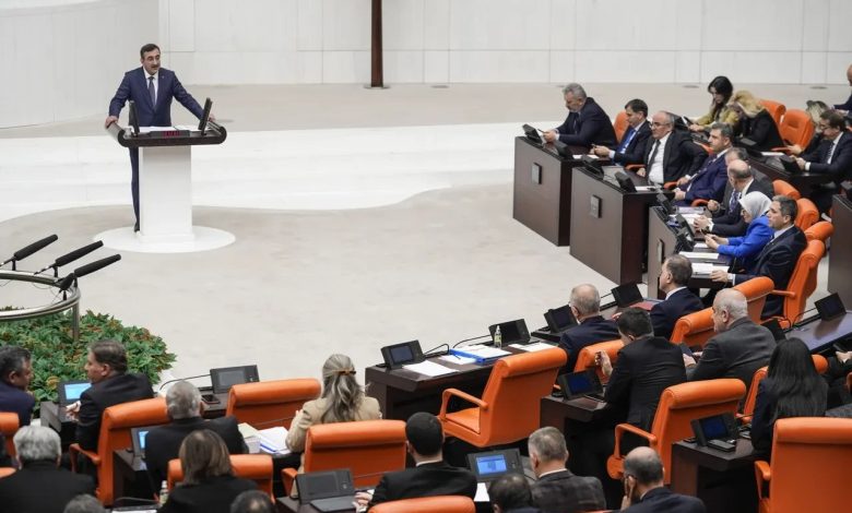بالفيديو – إشكال وتضارب داخل البرلمان التركي