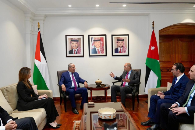 الشيخ يبحث مع الصفدي تثبيت وقف إطلاق النار في غزة ووقف التصعيد الإسرائيلي بالضفة