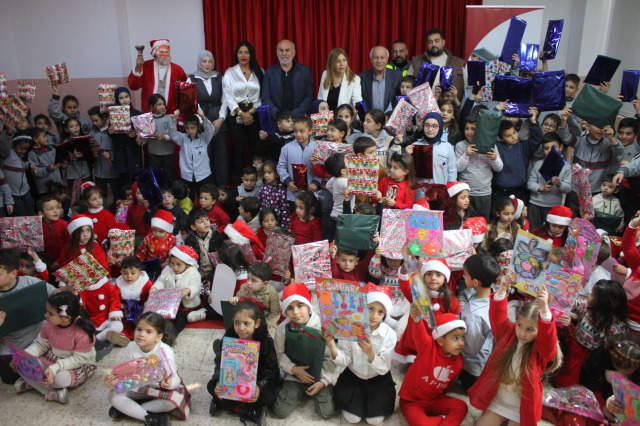 الفرح الميلادي يضيء مدرسة حارة صيدا الرسمية بمبادرة "كلنا حدك"