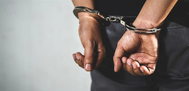 توقيف شخصين بتهمة تزوير سندات ملكية وانتحال صفة محامٍ