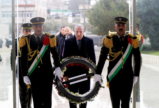 نيابة عن الرئيس عباس: الشيخ يضع إكليلا من الزهور على ضريح الشهيد أبو عمار لمناسبة الذكرى الـ61 لانطلاقة الثورة