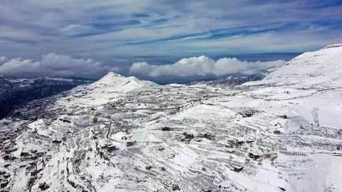 منخفض جوي يضرب لبنان.. أمطار غزيرة وثلوج حتى 1300 متر