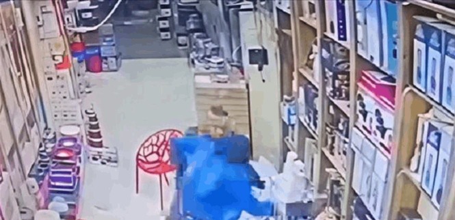 سيدة تنهي حياة طليقها داخل محل عمله.. والكاميرا توثق!