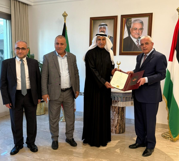 الرئيس عباس يكرّم المدير العام السابق للصندوق العربي للإنماء الاقتصادي والاجتماعي