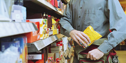 في الغسانية... سرقة بأسلوب الإلهاء تطال محلاً تجارياً