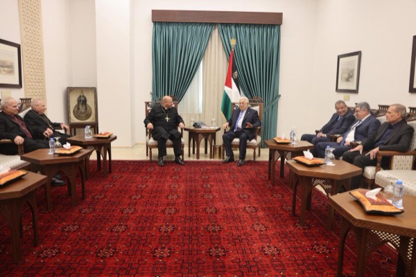 الرئيس عباس يهنئ مطران الكنيسة الانجيلية اللوثرية في فلسطين والأردن باستلام مهامه