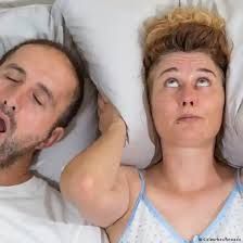 لماذا لا تستيقظ على صوت شخيرك؟ طبيب يكشف السر