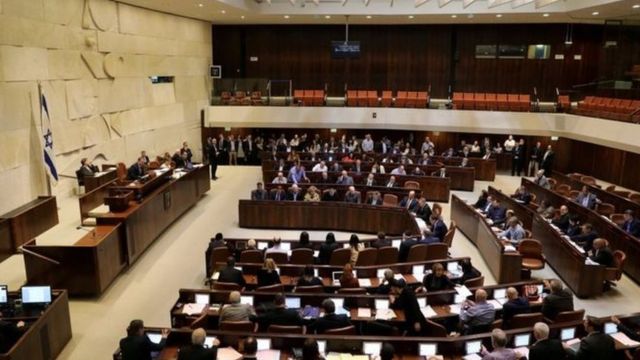 "الكنيست" تصادق على قانون يمنع توظيف خريجي الجامعات الفلسطينية في جهاز التعليم الإسرائيلي