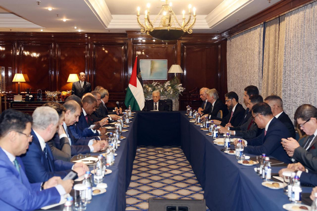 الرئيس عباس يستقبل السفراء العرب المعتمدين لدى روسيا