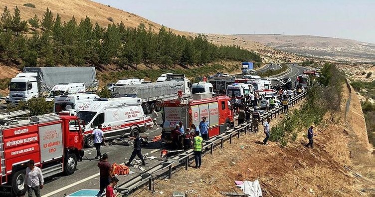بالفيديو - كارثة مرورية على الطريق السريع بين غازي عنتاب ونِزيب.. تصادم نحو 20 مركبة!