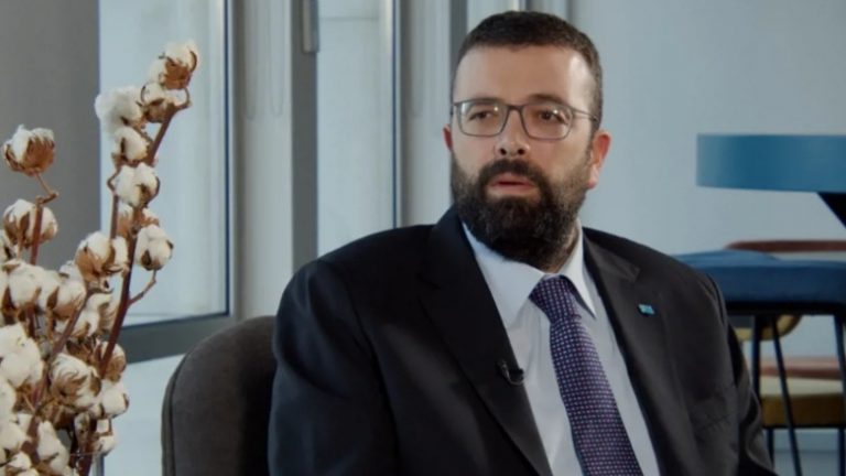"موقف لافت".. أحمد الحريري يشيد بخصمين تاريخيين وينتقد حلفاء تخلوا