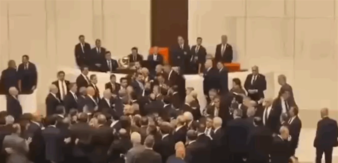 شجار عنيف وتضارب بالأيدي داخل مجلس النواب التركي… مشاهد صادمة من تحت القبة البرلمانية!
