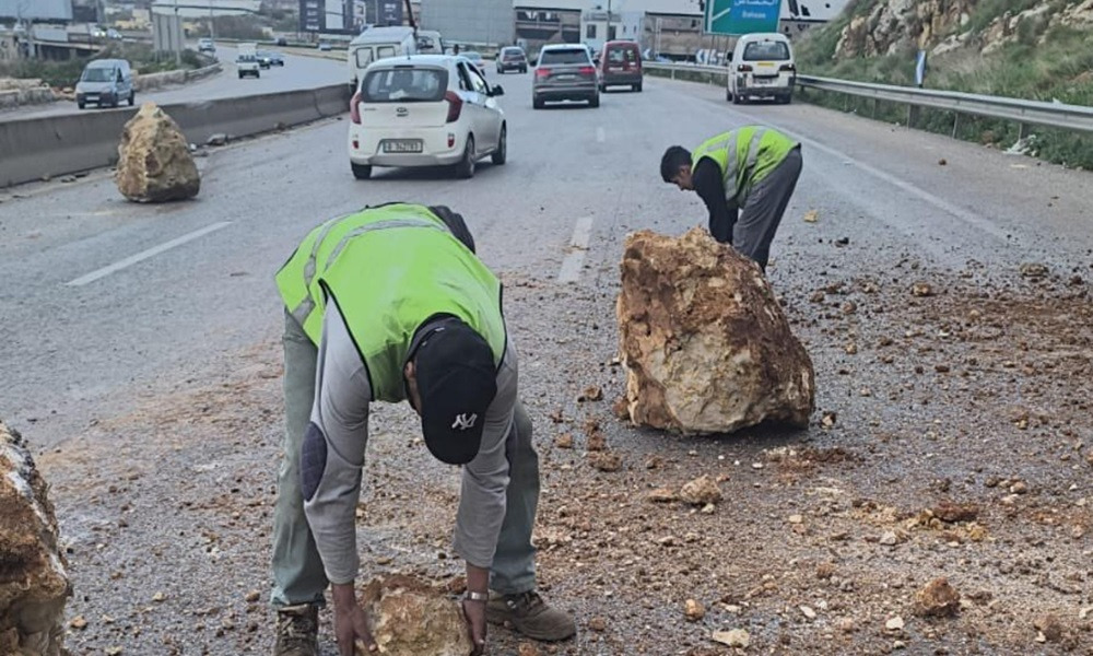 انهيار صخري على أوتوستراد جسر بالما… ووزارة الأشغال تتحرّك!