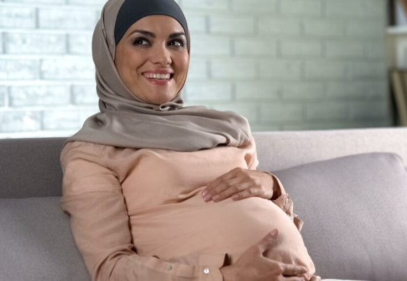 صيام الحامل في رمضان.. جدل طبي وتوصيات تحسم القرار