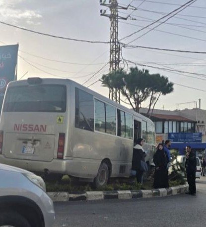 كفررمان تنجو من كارثة.. سائق حافلة مدرسية يفقد السيطرة بعد خلل في المكابح!