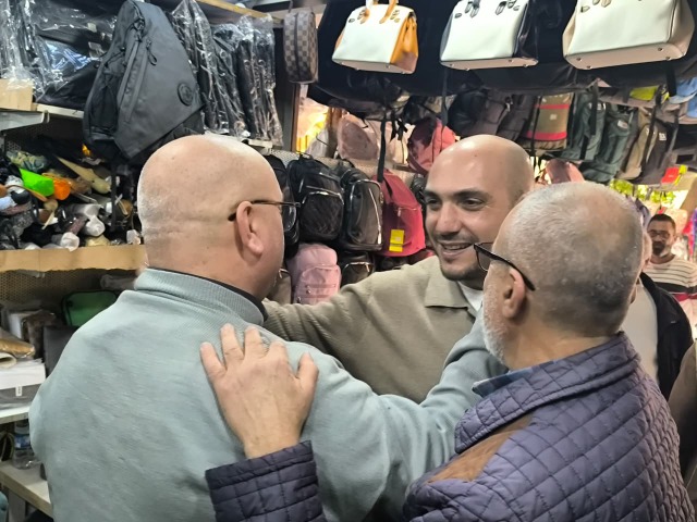 عمر مرجان يجول في سوق صيدا معايداً بشهر رمضان
