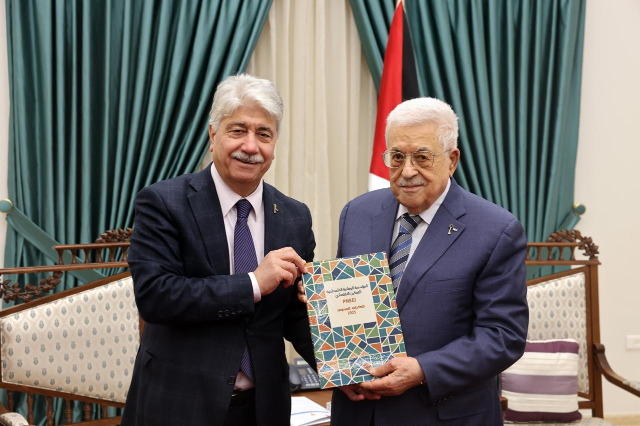 الرئيس عباس يتسلم التقرير السنوي للمؤسسة الفلسطينية للتمكين