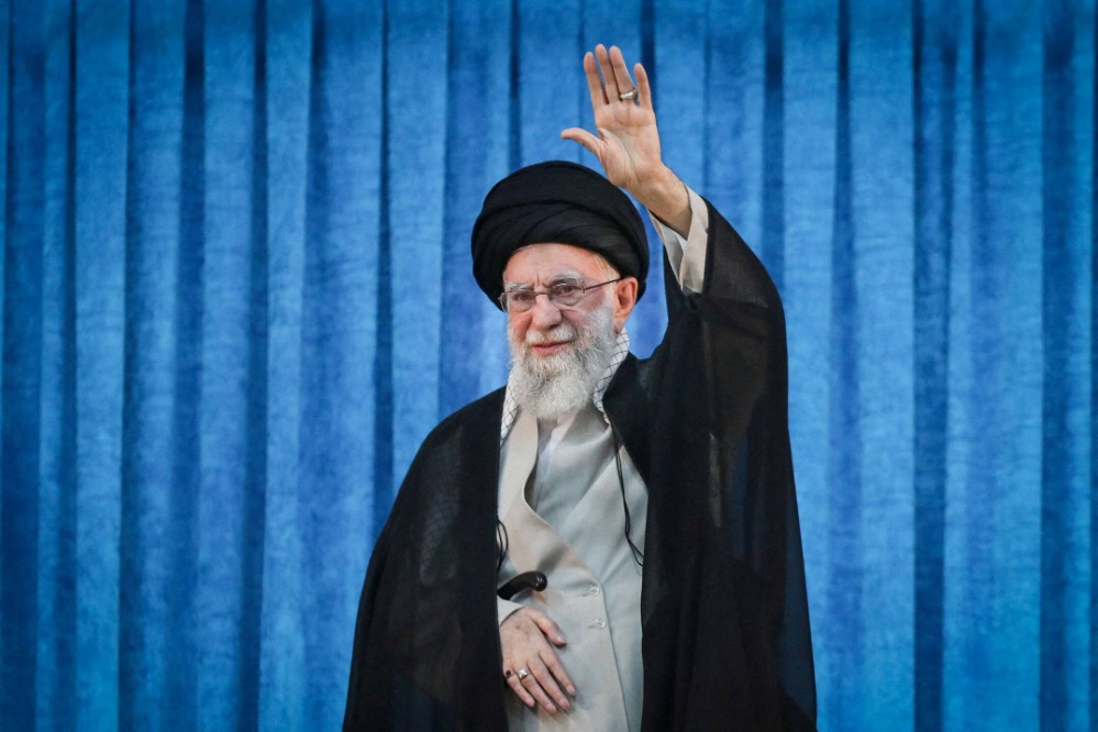 "قادة العالم" يحثون على إنهاء الأزمة في إيران سريعاً بعد اغتيال خامنئي