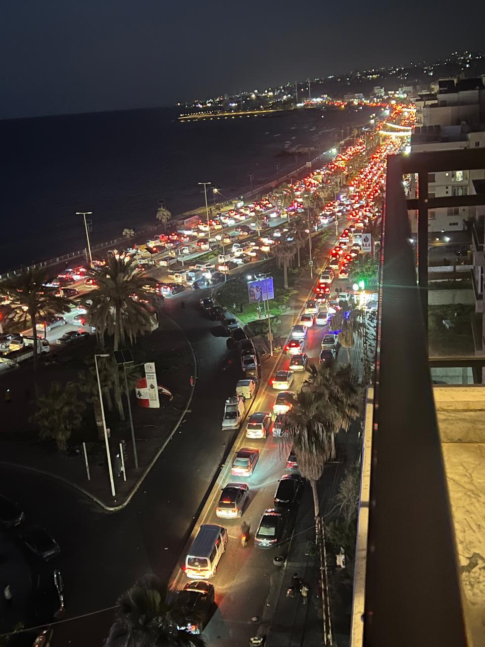 بالفيديو: نازحة تلد طفلها على طريق الجنوب