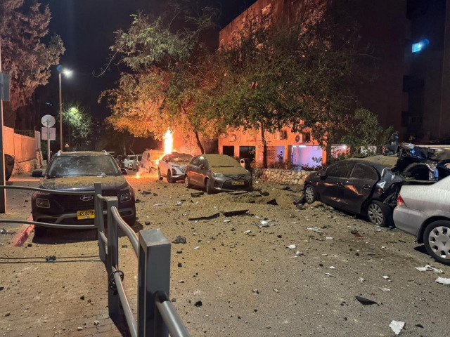 ليلة عنيفة في الكيان الإسرائيلي.. حرائق وأضرار في "غوش دان" جراء سقوط صواريخ إيرانية