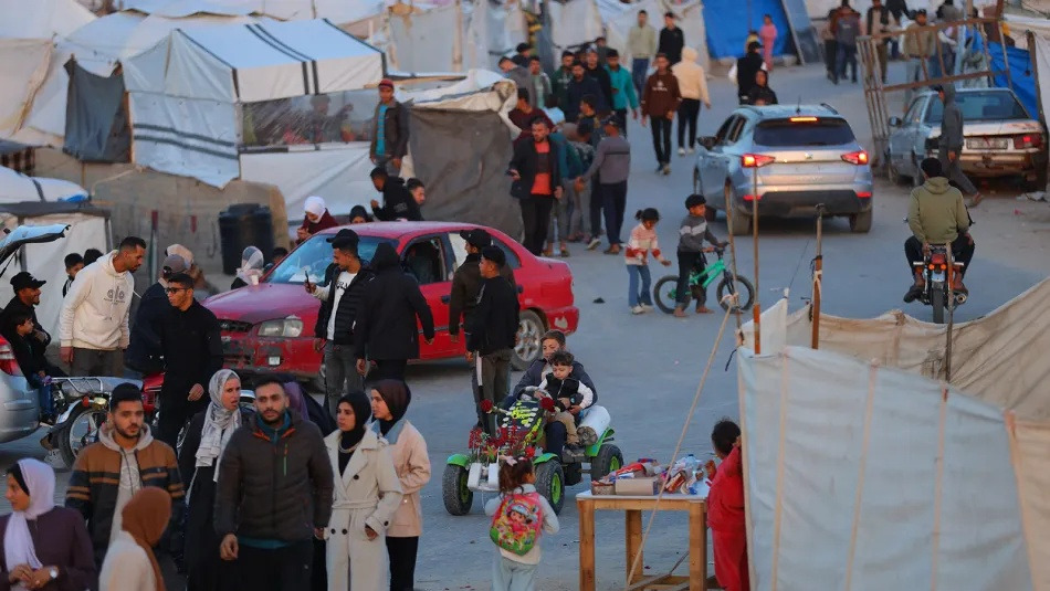 عيدٌ بأيّةِ حالٍ عدتَ يا عيد؟