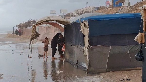 أهالي غزة يواجهون برداً قارساً