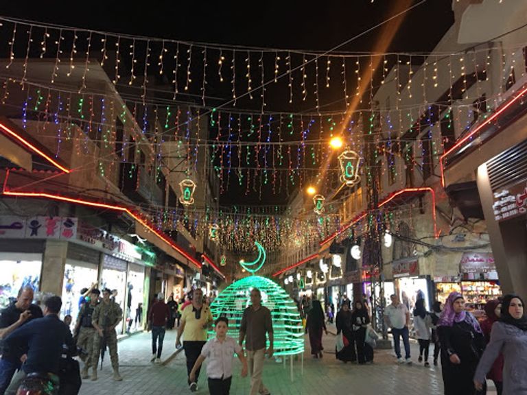 ملامح العيد تظهر في لبنان
