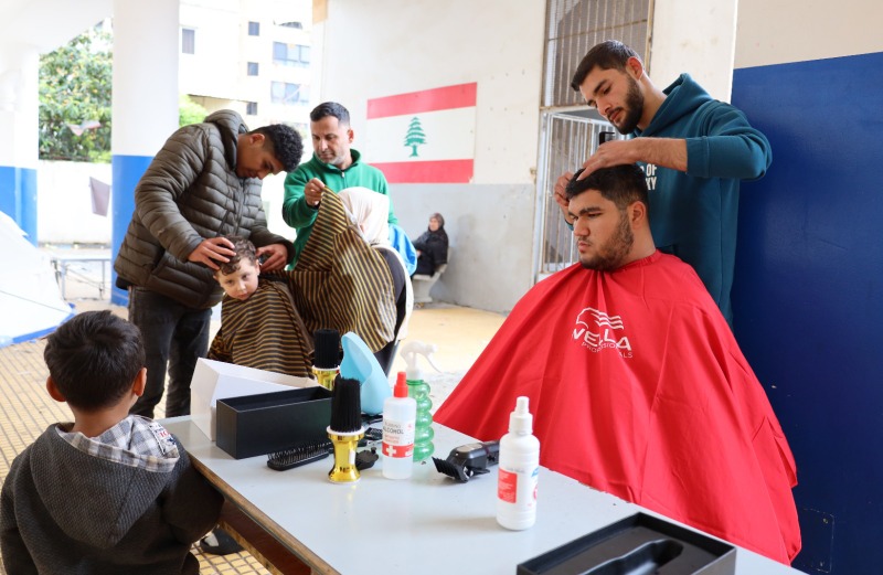 ​مبادرة شبابية لافتة: حلّاق نازح يقدّم خدمات مجانية في مركز استقبال النازحين في صيدا