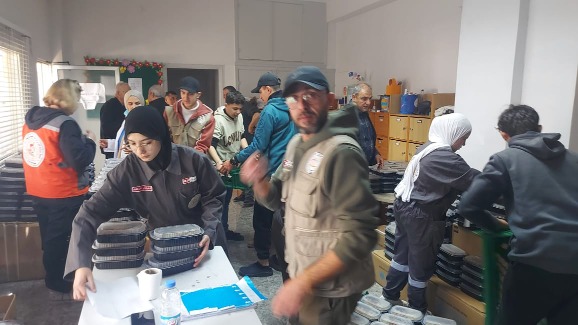 من يوميات مراكز الإيواء في صيدا: رعاية صحية ووجبات ساخنة تحفظ الكرامة الإنسانية